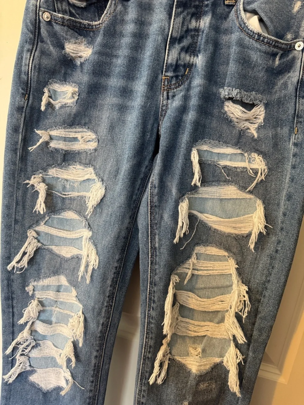 American eagle women’s extreme distressed‎ denim jeans size 2